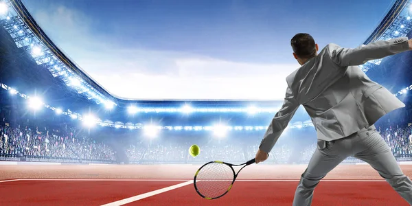 Geschäftsmann beim Tennisspielen. Gemischte Medien — Stockfoto
