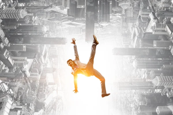 Портрет енергійного бізнесмена, який стрибає під відкритим небом — стокове фото