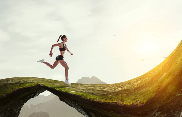 Mujer corriendo contra el paisaje natural fondo —  Fotos de Stock