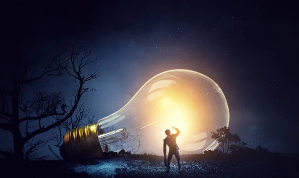 暗闇の中で光る巨大な電球 — ストック写真
