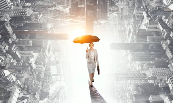 Affärskvinna som springer med paraply. Blandade medier — Stockfoto