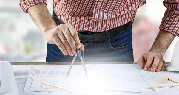 Concepto de la industria de la construcción con borradores y planos. Medios mixtos — Foto de Stock