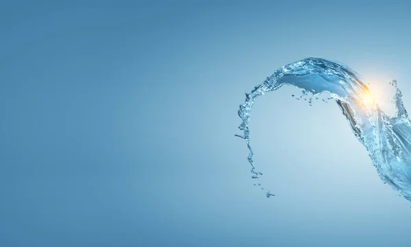 Брызги воды на синем фоне — стоковое фото