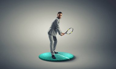 Tenis oynayan beyaz bir adam.