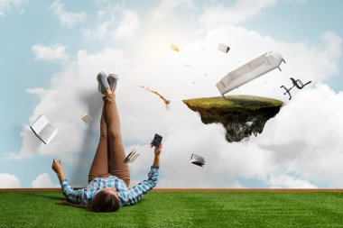 İşadamı bacaklarını duvara dayayıp rahatlıyor.