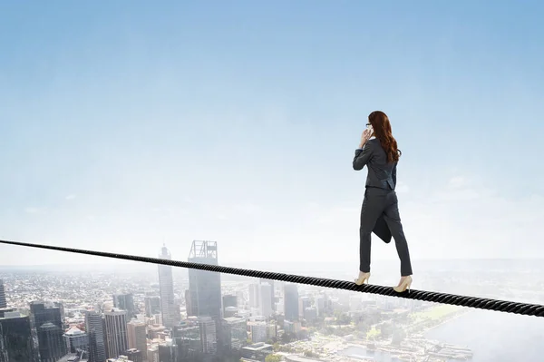 Bild av affärskvinna balansera på lina. risk koncept — Stockfoto