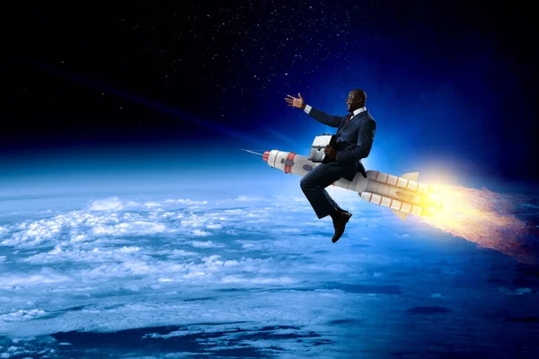 Geschäftsmann auf einer Rakete. Gemischte Medien — Stockfoto