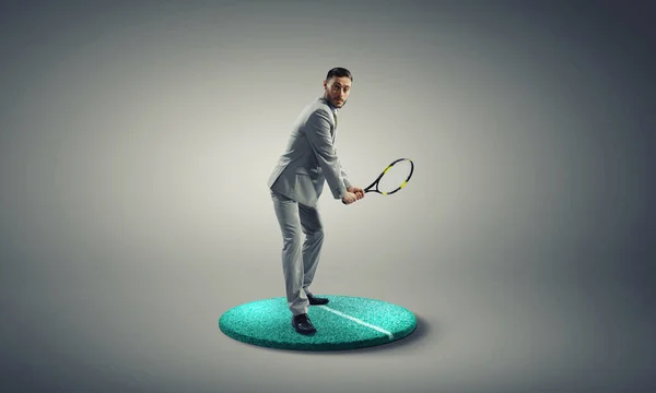 El hombre caucásico jugando al tenis — Foto de Stock