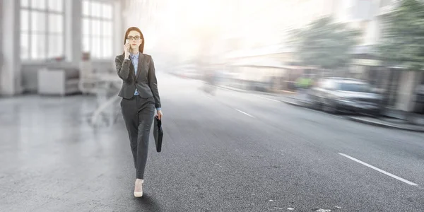 Jovem empresária caminhando em direção ao sucesso — Fotografia de Stock