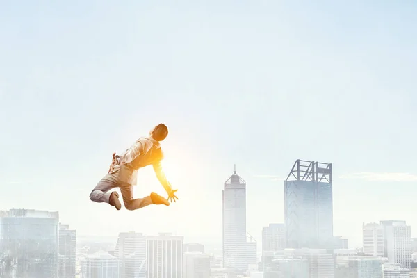 Portret energicznego biznesmena skaczącego na świeżym powietrzu — Zdjęcie stockowe