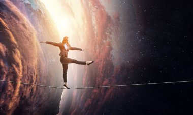 iş kadını ipe Dengeleme görüntüsü. risk kavramı