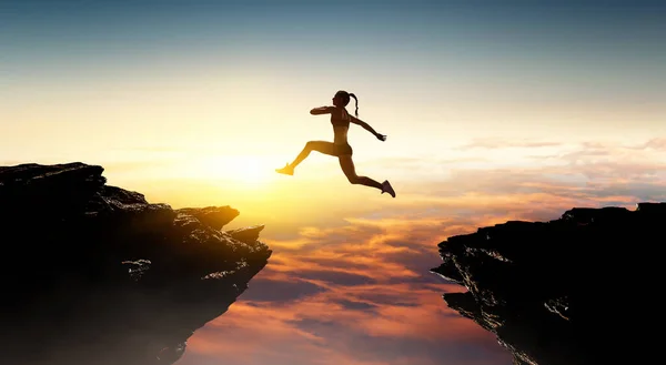 Mujer corriendo contra el cielo del atardecer — Foto de Stock