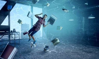 Suyun altında kulaklık takan bir kadın. Karışık ortam