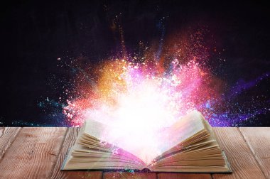 Kitap dünyası konsepti. Karışık ortam