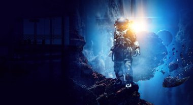 Diğer gezegendeki astronot.