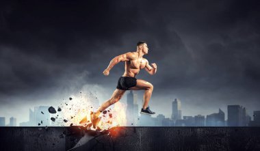 Erkek koşucu şehir manzarasına karşı. Karışık ortam