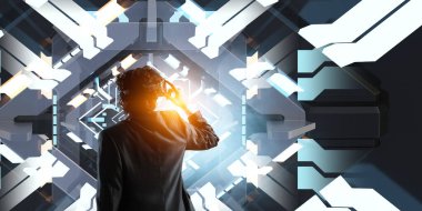 Adam sanal gerçeklik gözlüğü takıyor.