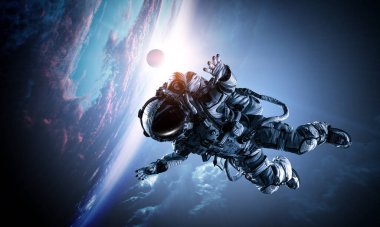 Uzay yürüyüşünde astronot. Karışık ortam