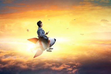 Rokette kulaklık takan bir çocuk.