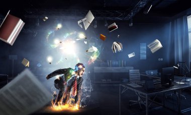 Kararlı işadamı yangın yollar asfalt üzerinde bırakarak