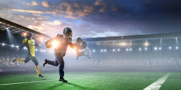 Affärsman agerar som amerikanska fotbollsspelare — Stockfoto