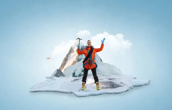 Horolezec dosáhne vrcholu zasněžené hory — Stock fotografie