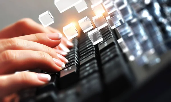 Hände einer jungen Frau auf der Tastatur — Stockfoto