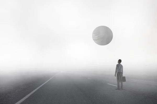 Πίσω όψη του νεαρού επιχειρηματία ενώ στέκεται με φόντο ομίχλη — Φωτογραφία Αρχείου