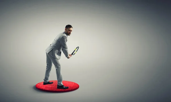 Le seul homme caucasien jouant au tennis — Photo