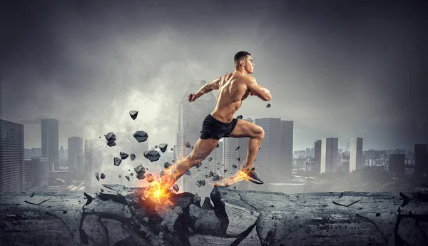 Male runner against cityscape . Mixed media — Stock Photo, Image