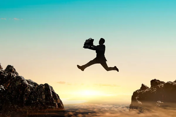 Empresário saltar através da lacuna — Fotografia de Stock