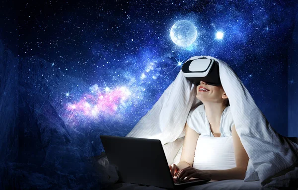Vrouw met laptop ondergedompeld in virtual reality — Stockfoto