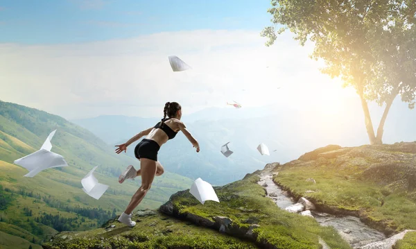 Donna che corre contro il paesaggio naturale — Foto Stock