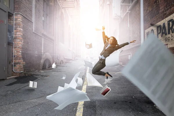 Retrato de empresaria enérgica saltando al aire libre —  Fotos de Stock