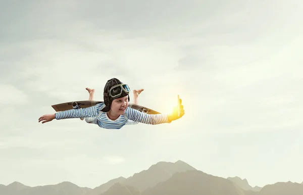 Menino feliz voando usando capacete — Fotografia de Stock