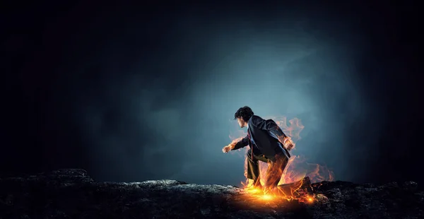 Homem de negócios determinado deixando trilhas de fogo no asfalto — Fotografia de Stock