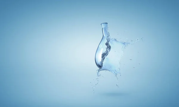 Salpicadura de agua de la botella de vidrio —  Fotos de Stock