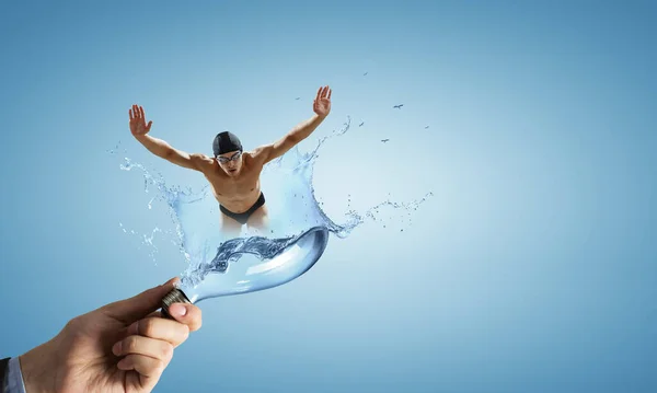 Profi férfi úszik a hullámokon. — Stock Fotó