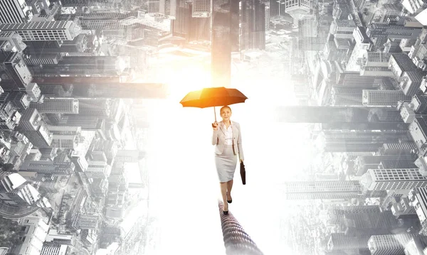 Affärskvinna som springer med paraply. Blandade medier — Stockfoto