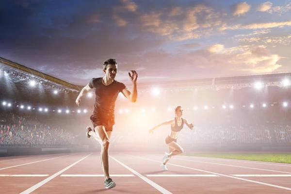 Hombre en ropa deportiva corriendo. Medios mixtos — Foto de Stock