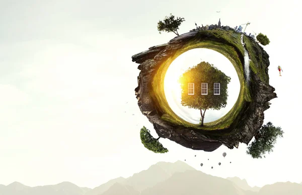 Дом с зеленой травой и ландшафт с травой — стоковое фото