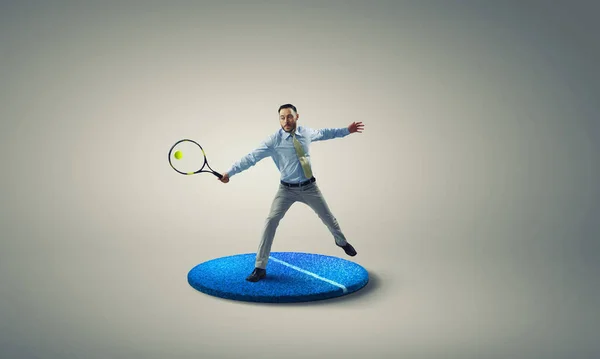 El hombre caucásico jugando al tenis — Foto de Stock