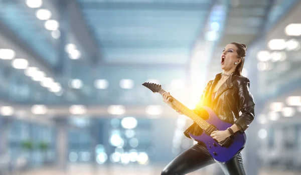 Jovem e bela garota do rock tocando a guitarra elétrica — Fotografia de Stock