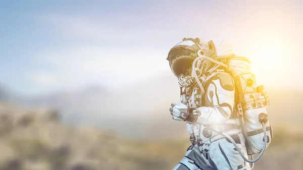 Űrhajós walking egy ismeretlen bolygón — Stock Fotó