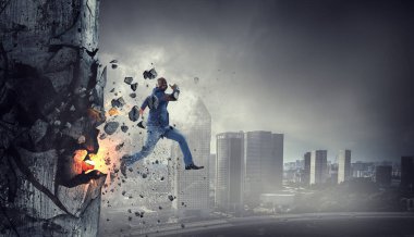 Azimli iş adamı, yangın izleri bırakarak başarı yolunda ilerliyor.