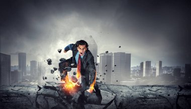 Kararlı işadamı yangın yollar asfalt üzerinde bırakarak