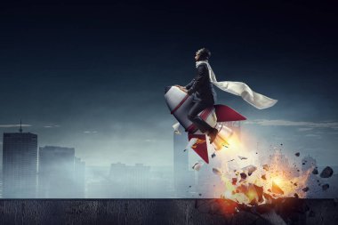 Azimli iş adamı, yangın izleri bırakarak başarı yolunda ilerliyor.