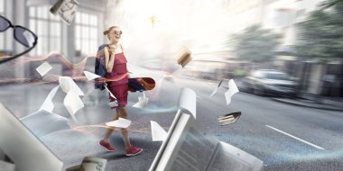 Kaykaylı güzel genç kız.