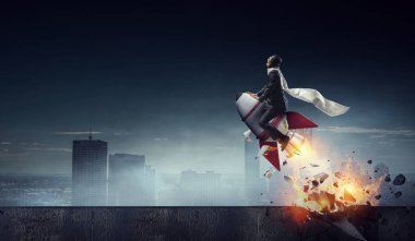 Azimli iş adamı, yangın izleri bırakarak başarı yolunda ilerliyor.