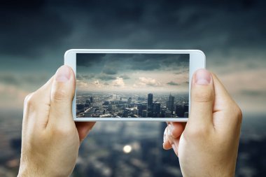 El ele tutuşan akıllı telefon cep telefonu. Karışık ortam
